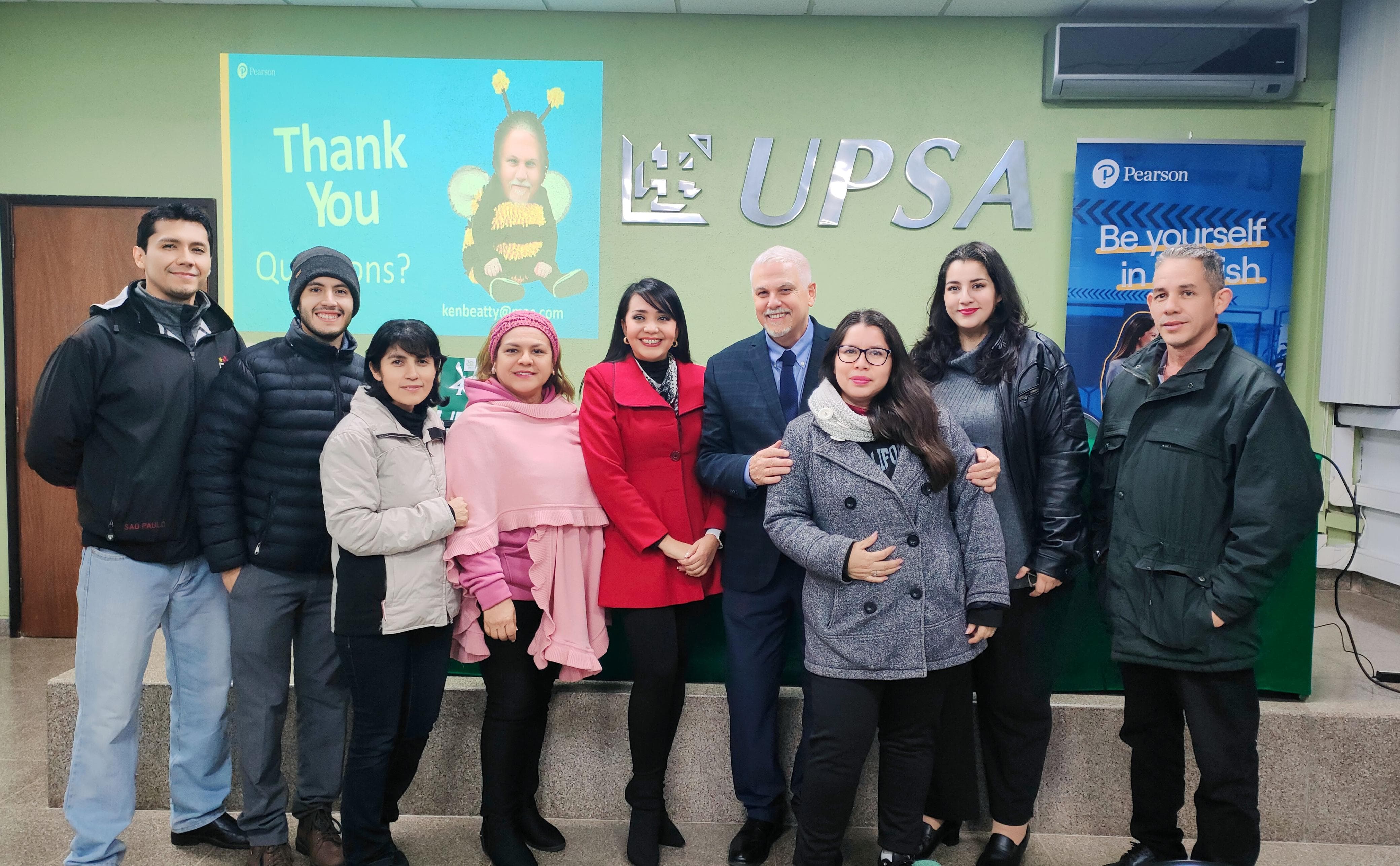 Ken Beatty experto en educación de idiomas  brindó conferencia en la UPSA