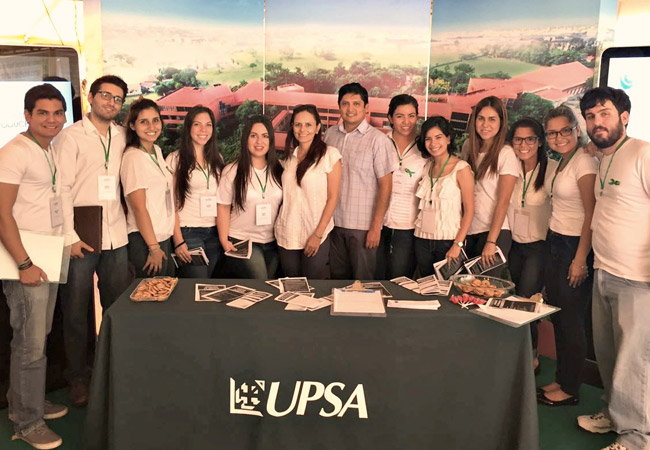 ESTUDIANTES DE PSICOLOGÍA EN FERIA DE SALUD