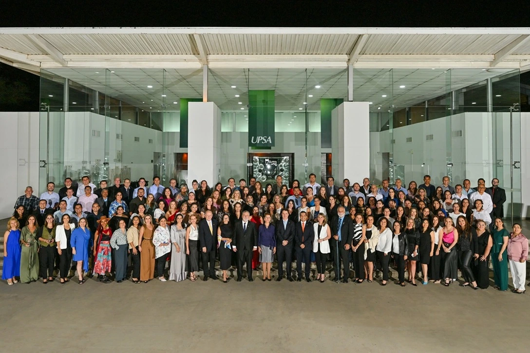 GRADUADOS GENERACION 2000 BUHO DE PLATA 2025